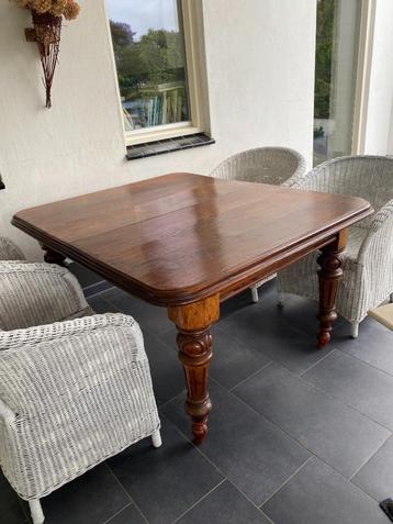 Houten eettafel antiek beschikbaar voor biedingen