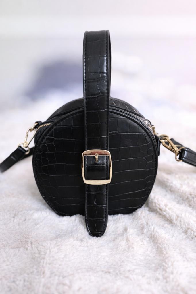 Zwarte ronde crossbody tas | croco look | oude details, Ophalen of Verzenden, Zo goed als nieuw, Zwart, Schoudertasje