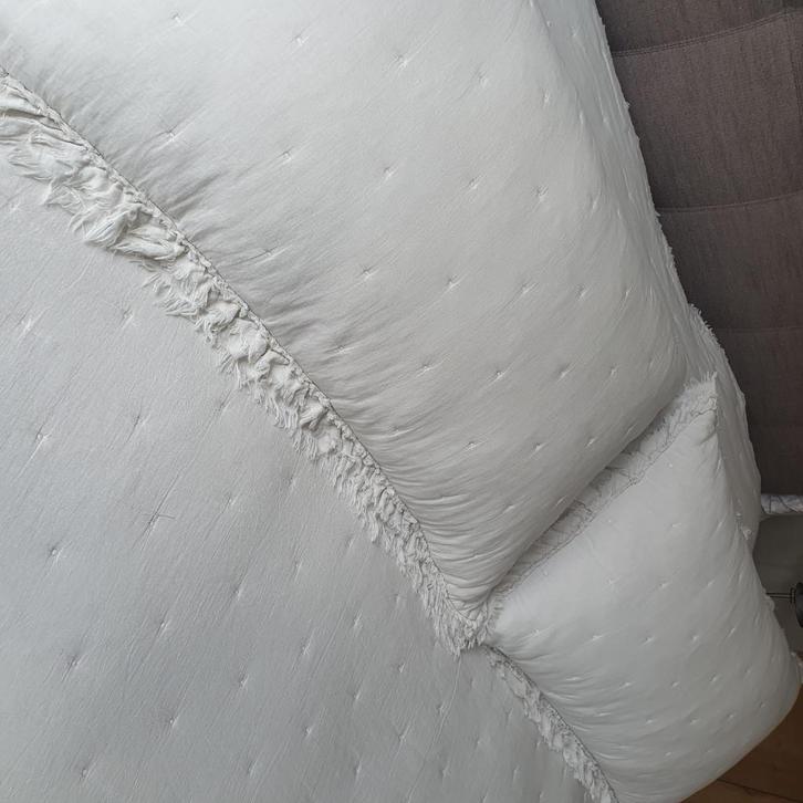 Sprei Lichtbeige met Volantrand H&M met kussenhoes en kussen, Huis en Inrichting, Slaapkamer | Beddengoed, Zo goed als nieuw, Overige typen