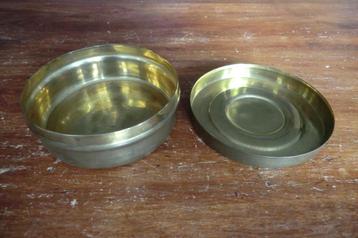 koperen rond doosje met deksel beschikbaar voor biedingen