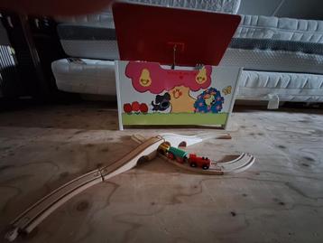 Houten Speelgoedkist met Treinbaan beschikbaar voor biedingen
