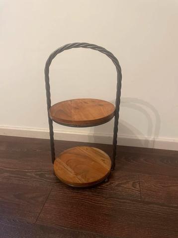 Houten etagère met metalen frame beschikbaar voor biedingen