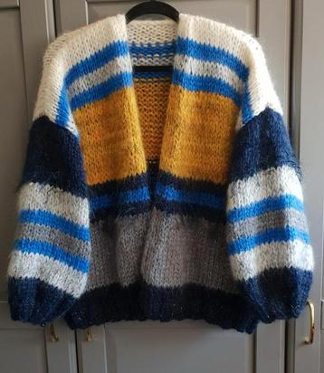 Nieuw handgemaakt mohair Bernadette vest, een maat.