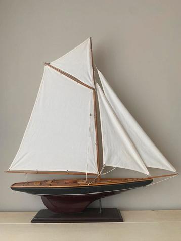 Groot model zeilschip zeilboot op voet 93x99x20 beschikbaar voor biedingen