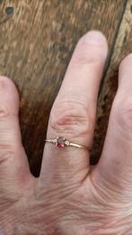 Oude gouden ring met  Granaat en twee briljantjes, 14 krt, Verzenden, Goud, Ring, Met edelsteen