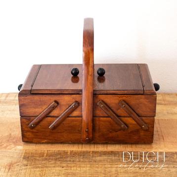 Vintage Uitklapbare Houten Naaikist beschikbaar voor biedingen