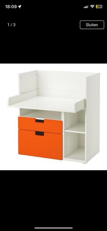 Commode met oranje lades beschikbaar voor biedingen