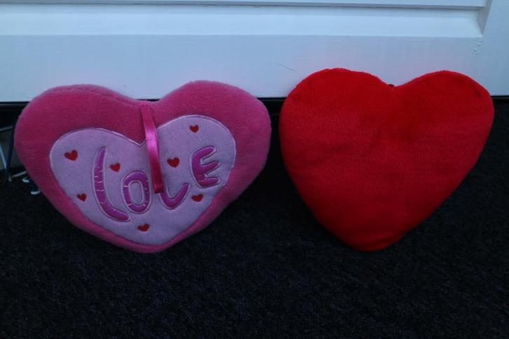 2x Zachte Hart KUSSENTJES (ROZE EN ROOD), Huis en Inrichting, Woonaccessoires | Kussens, Zo goed als nieuw, Rood, Hartvormig, Ophalen of Verzenden