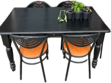 Zwart geverfde grenen tafel met 4 stoelen beschikbaar voor biedingen