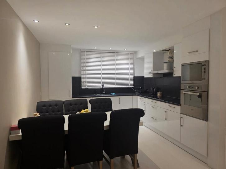 Nette hoogglans witte keuken te koop compleet met apparatuur, Huis en Inrichting, Keuken | Complete keukens, Gebruikt, Hoekkeuken