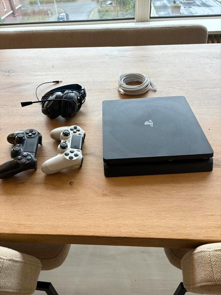Playstation 4, Spelcomputers en Games, Spelcomputers | Sony PlayStation 4, Zo goed als nieuw, Original, Met 2 controllers, Ophalen of Verzenden