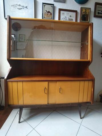 Vintage jaren 60 kast met glazen schuifdeuren beschikbaar voor biedingen