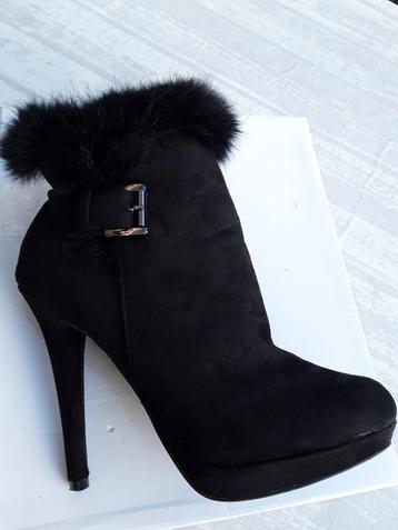 Luxe enkellaarzen van LE SCARPE, 39 bewerkt met echt bont
 beschikbaar voor biedingen