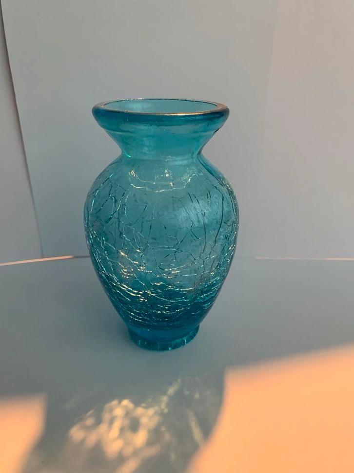 Blauwe glazen vaas met craquelé effect, Huis en Inrichting, Woonaccessoires | Vazen, Zo goed als nieuw, Blauw, Minder dan 50 cm