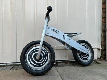 stoere zilveren loopfiets beschikbaar voor biedingen