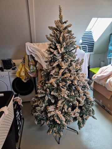 Kerstboom met nep sneeuw en ingebouwde lampjes. beschikbaar voor biedingen