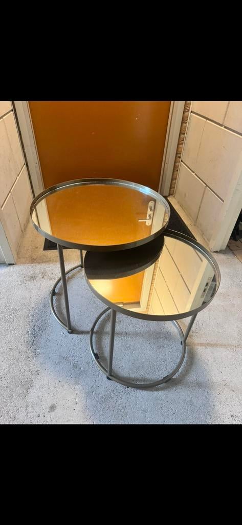 Gouden bijzettafels met glasplaat, Huis en Inrichting, Tafels | Bijzettafels, Gebruikt, Rond, 45 tot 60 cm, Minder dan 55 cm, Glas