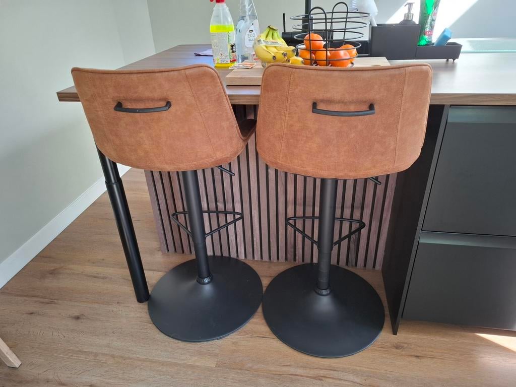 Zo goed als nieuwe Maxfurn barkrukken, bruin, Ophalen, 60 tot 90 cm, Zo goed als nieuw, 2 krukken