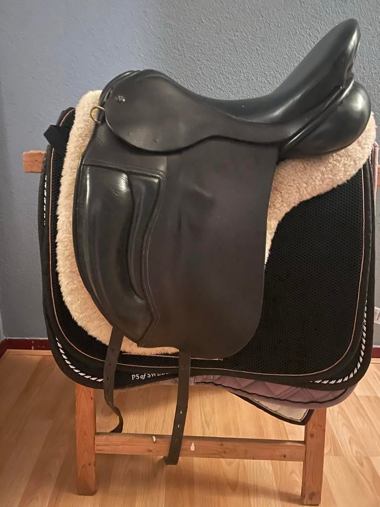 Equestor dressuur zadel, 17,5” M boom, Dieren en Toebehoren, Paarden en Pony's | Zadels, Ophalen, Zo goed als nieuw, Dressuur