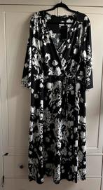Norah Zwart-Witte Bloemen Wikkeljurk Maat 48, Kleding | Dames, Jurken, Zwart, Maat 46/48 (XL) of groter, Nieuw, Ophalen of Verzenden