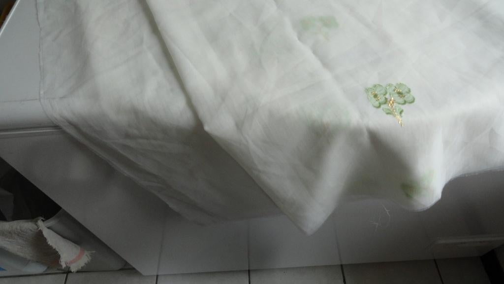 Lap stof, doorzichtig, wit met groene geborduurde bloemen, Hobby en Vrije tijd, Wit, Ophalen of Verzenden, 30 tot 120 cm, Katoen