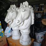 Twee enorme schaakstukken, paarden beelden van papier maché, Ophalen