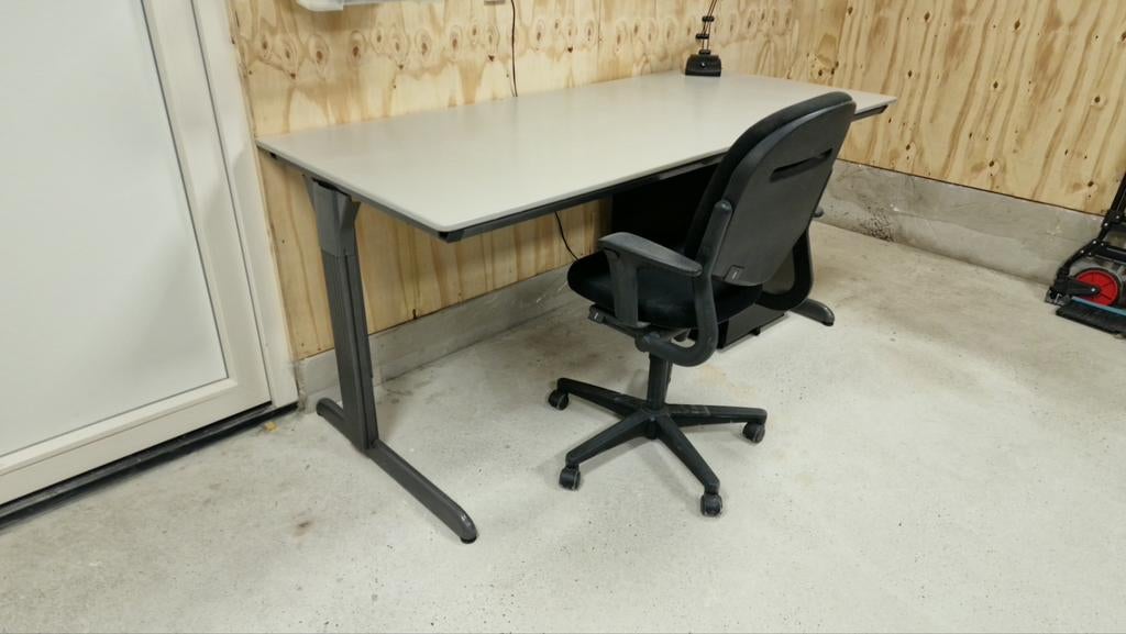 Ahernd Bureau - 180x90cm hoogte verstelbaar., Huis en Inrichting, Bureaus, Ophalen of Verzenden, In hoogte verstelbaar, Gebruikt