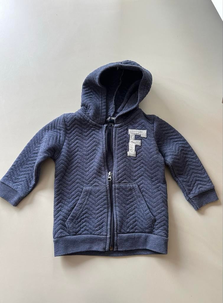 Stoer vestje maat 92 met capuchon en letter 'F', Kinderen en Baby's, Kinderkleding | Maat 92, Ophalen of Verzenden, Gebruikt, Jongen of Meisje
