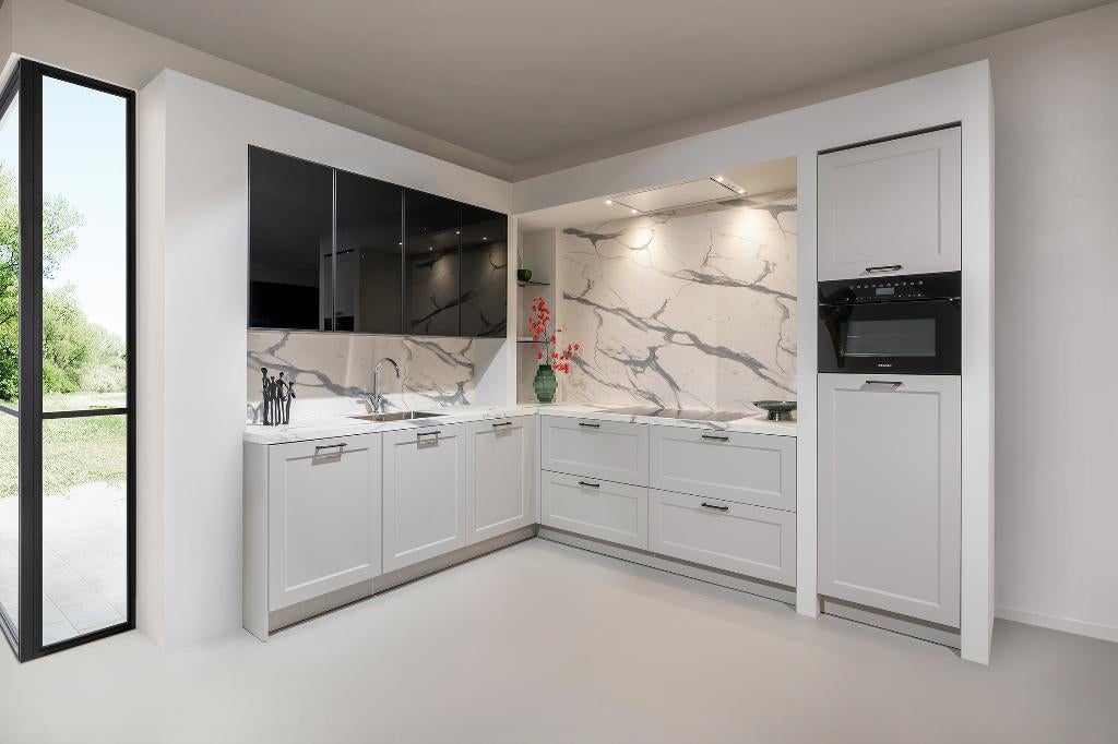 Luxe showroomkeuken in wit met marmerlook, Ophalen, Wit, Hoekkeuken, Nieuw