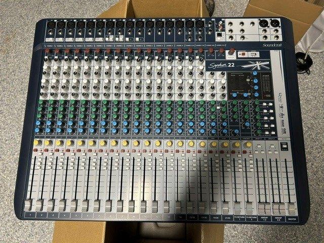 Soundcraft Signature22 mengpaneel, Ophalen of Verzenden, Zo goed als nieuw, 20 kanalen of meer, Microfooningang