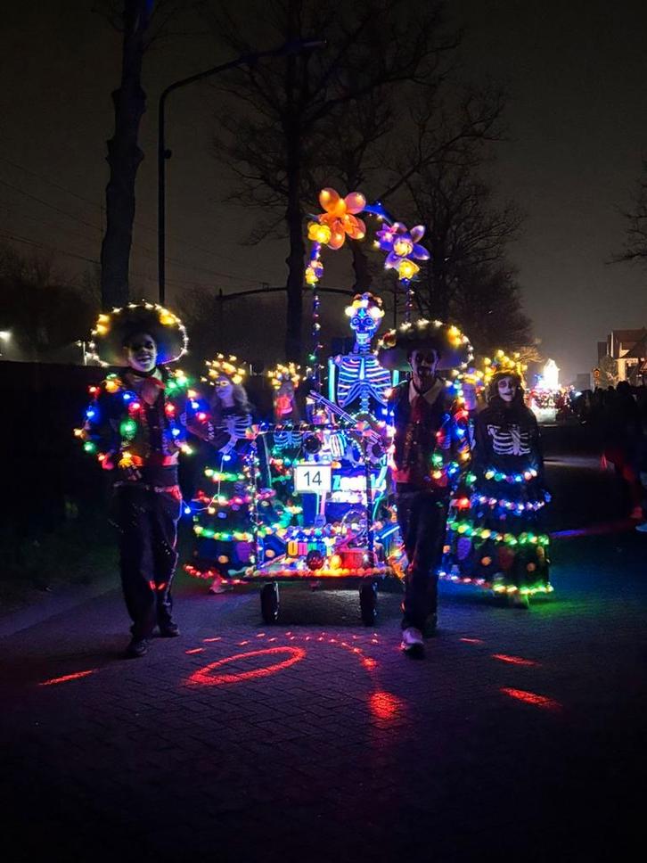 Grote loopgroep la muerte 11pers compleet!, Kleding | Dames, Carnavalskleding en Feestkleding, Zo goed als nieuw, Carnaval, Maat 46/48 (XL) of groter