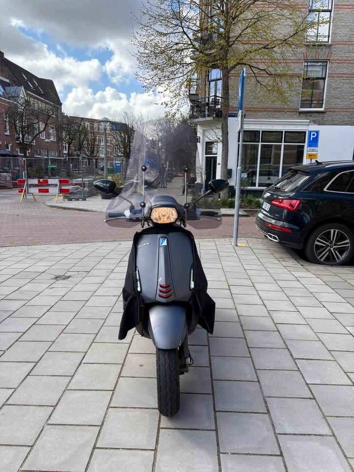 Vespa Sprint 4-takt (2017) – Mat grijs – Snor – 60 km/u, Fietsen en Brommers, Snorfietsen en Snorscooters, Gebruikt, Vespa, Benzine