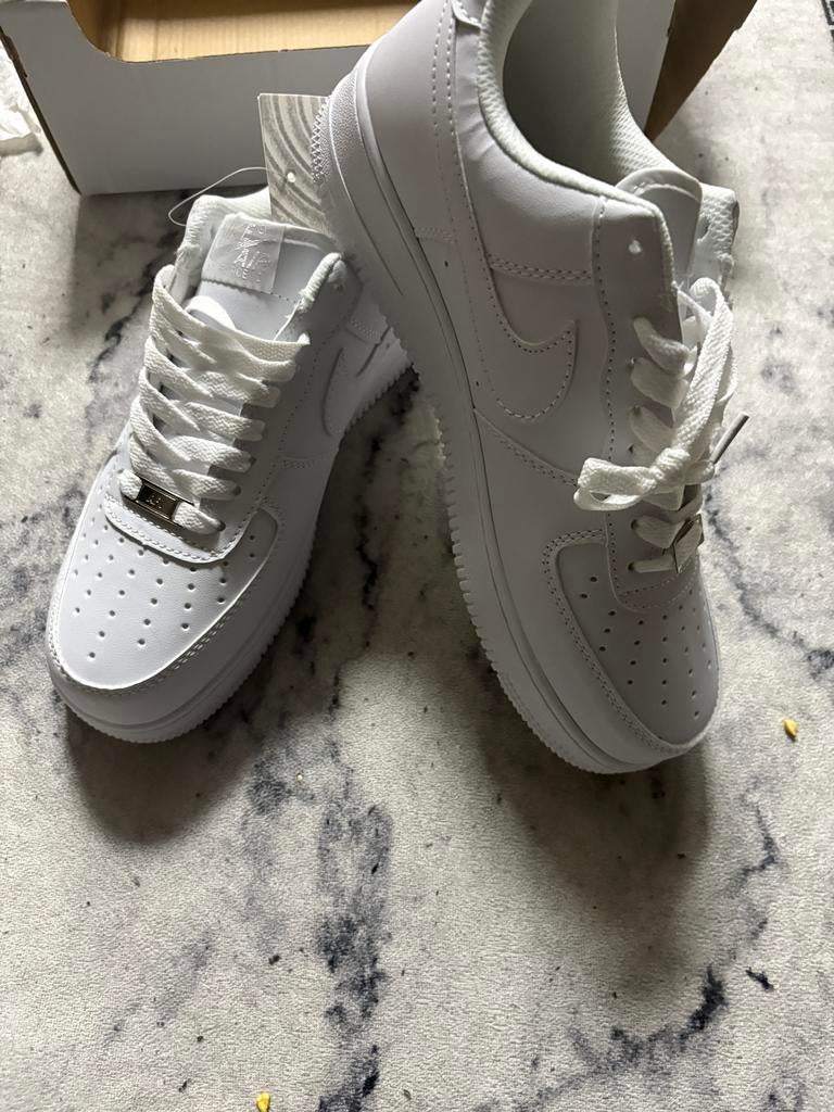 Nike Air Force 1.07 witte sneakers, Kleding | Dames, Wit, Nieuw, Ophalen of Verzenden, Sneakers of Gympen