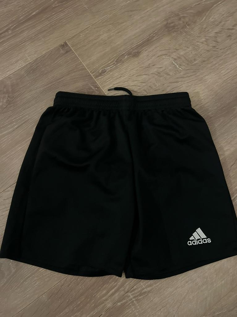Adidas short maat 140, Ophalen of Verzenden, Zo goed als nieuw, Jongen, Broek