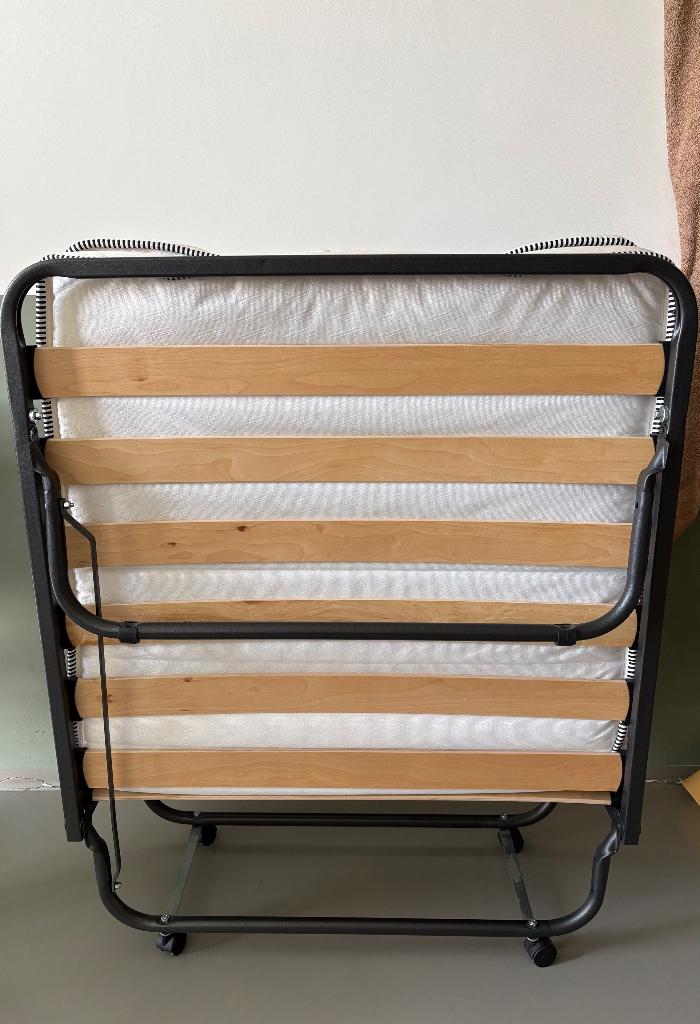 Twee opklapbedden. Zo goed als nieuw, Ophalen, Eenpersoons, Zwart, 190 cm of minder