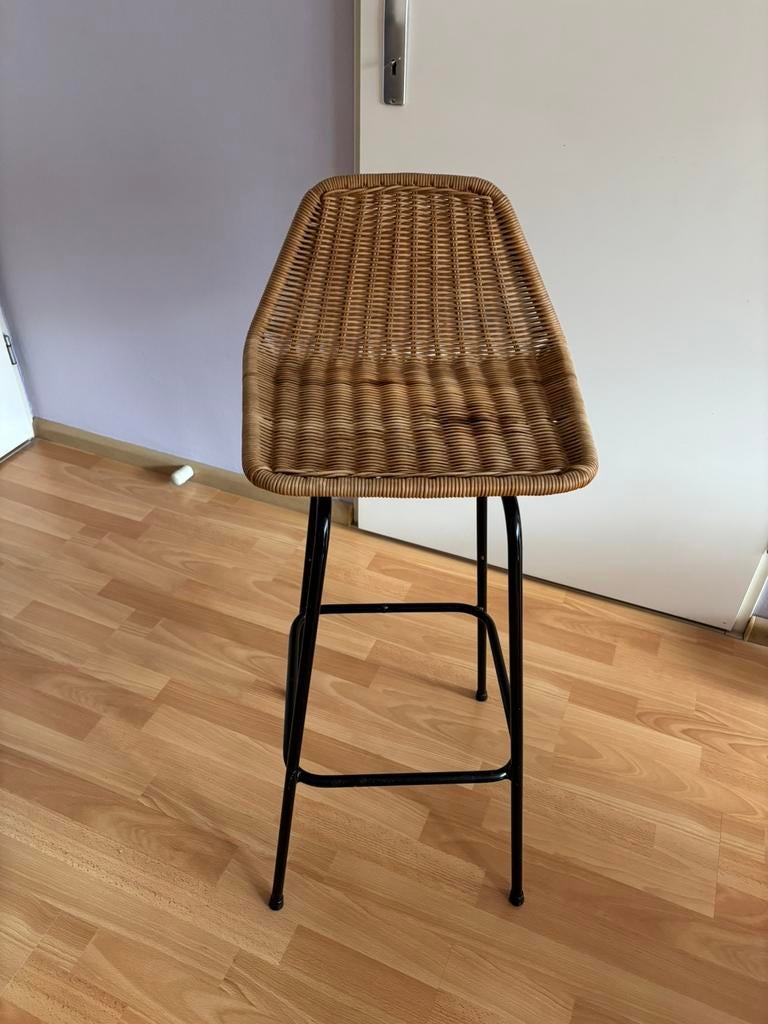 Zwarte barkruk met rotan zitting, 1 kruk, Ophalen, Zo goed als nieuw, 60 tot 90 cm