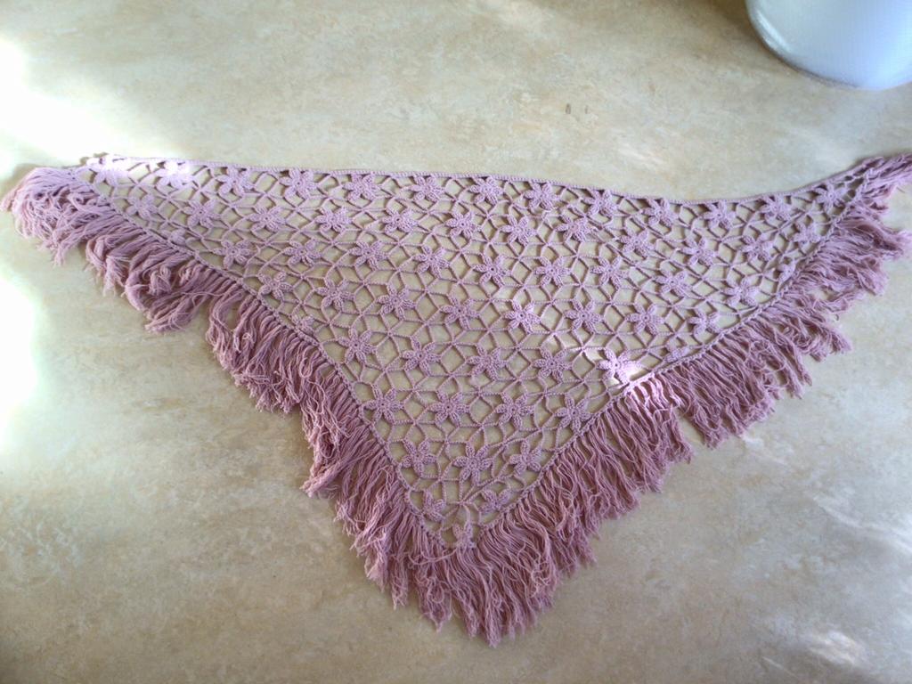 Roze gehaakte stola / omslagdoek met bloemen en franjes, Ophalen of Verzenden, Zo goed als nieuw