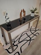 Sidetable met zwarte glazen plaat en aluminium poten, Huis en Inrichting, Tafels | Sidetables, Ophalen, Gebruikt, 100 tot 150 cm