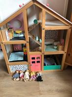 Houten Poppenhuis met Meubels en Poppen, Ophalen, Zo goed als nieuw, Jongen of Meisje