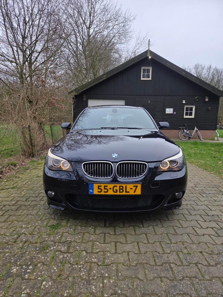 BMW 5-Serie 3.0 I 525 AUT 2008 Zwart LCI Facelift E60, Auto's, Achterwielaandrijving, 2000 kg, Leder en Stof, Origineel Nederlands