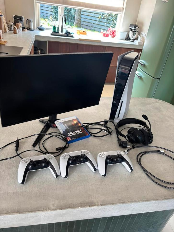 PS5 Disc edition  met monitor+ 3 controller en BO7, Spelcomputers en Games, Spelcomputers | Sony PlayStation 5, Zo goed als nieuw