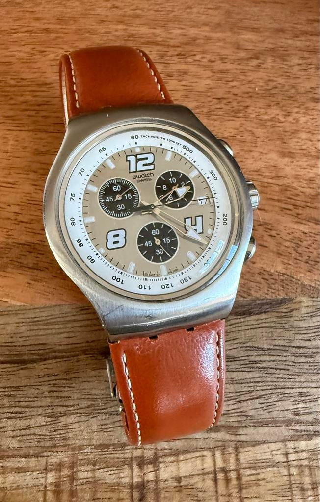 Swatch Chrono met Bruin Leren Bandje, Sieraden, Tassen en Uiterlijk, Horloges | Heren, Staal, Polshorloge, Swatch, Ophalen of Verzenden