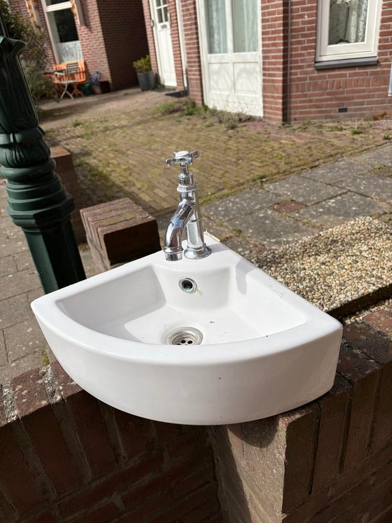 Wit hoekfonteintje met antieke kraan, Doe-het-zelf en Verbouw, Sanitair, Ophalen, Gebruikt, Chroom, Wastafel