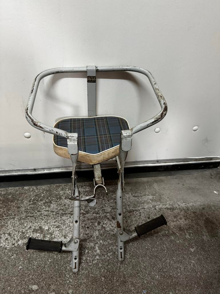 Vintage fietsstoeltje, Fietsen en Brommers, Fietsaccessoires | Fietsstoeltjes, Ophalen of Verzenden, Gebruikt, Voorzitje, Voetsteuntjes