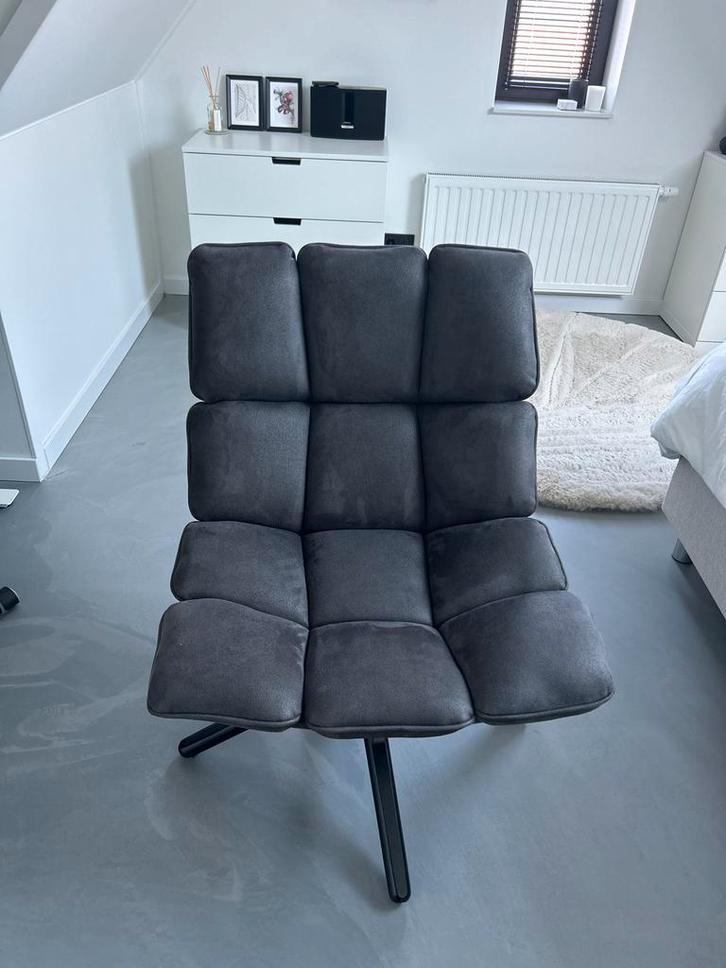 Donkergrijze draaibare stoel vierkante stiksels van stof, Huis en Inrichting, Stoelen, Gebruikt, Eén, Hout, Stof, Grijs, Ophalen