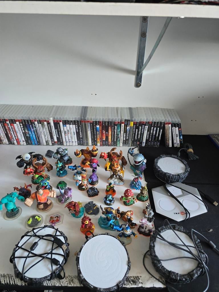 Grote partij Skylanders + Disney Infinity met werkende porta, Avontuur en Actie, 2 spelers, Ophalen of Verzenden, Zo goed als nieuw
