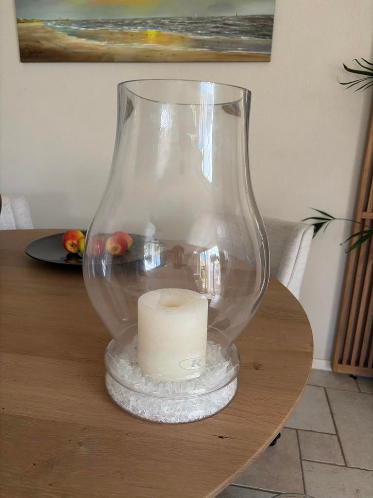 Grote glazen windlicht met kaars en decoratiesteentjes, Huis en Inrichting, Woonaccessoires | Kandelaars en Kaarsen, Overige materialen