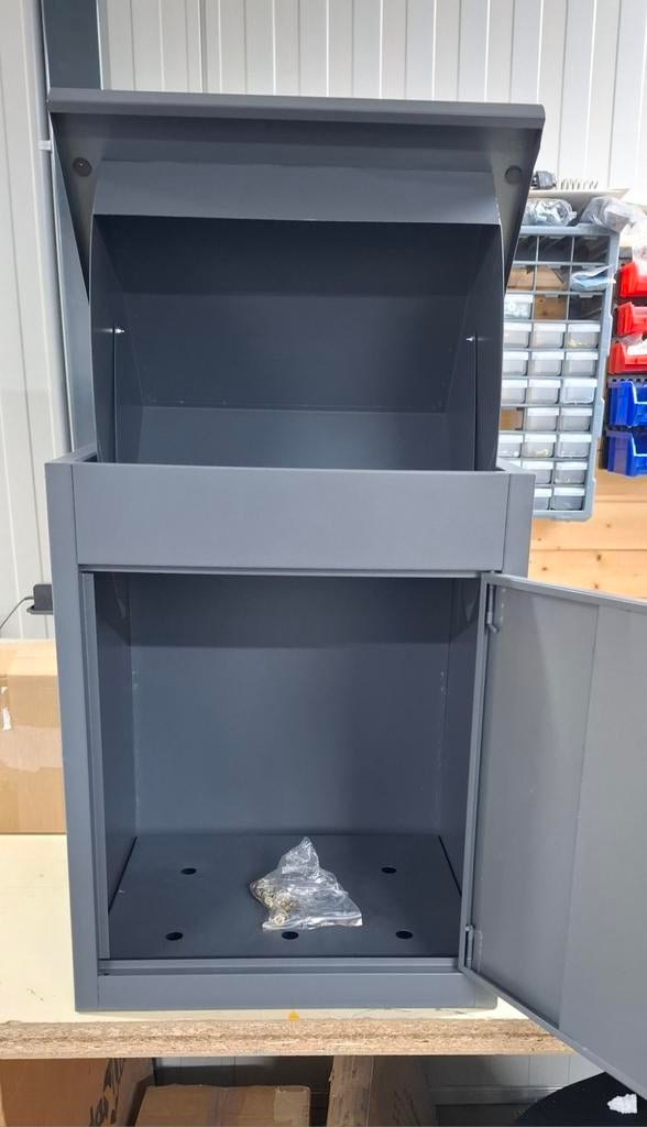 Mooie luxe pakketkluis voor op de grond of muur ., Ophalen, Nieuw, IJzer, Staande brievenbus