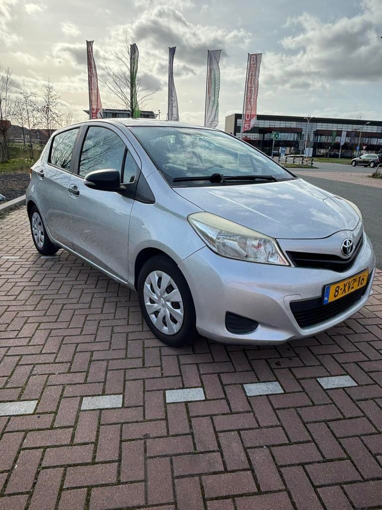 Toyota Yaris 1.0 12V Vvt-i 5DR 2012 Grijs, Auto's, Toyota, Yaris, Airconditioning, Radio, Benzine, A, Hatchback, Handgeschakeld