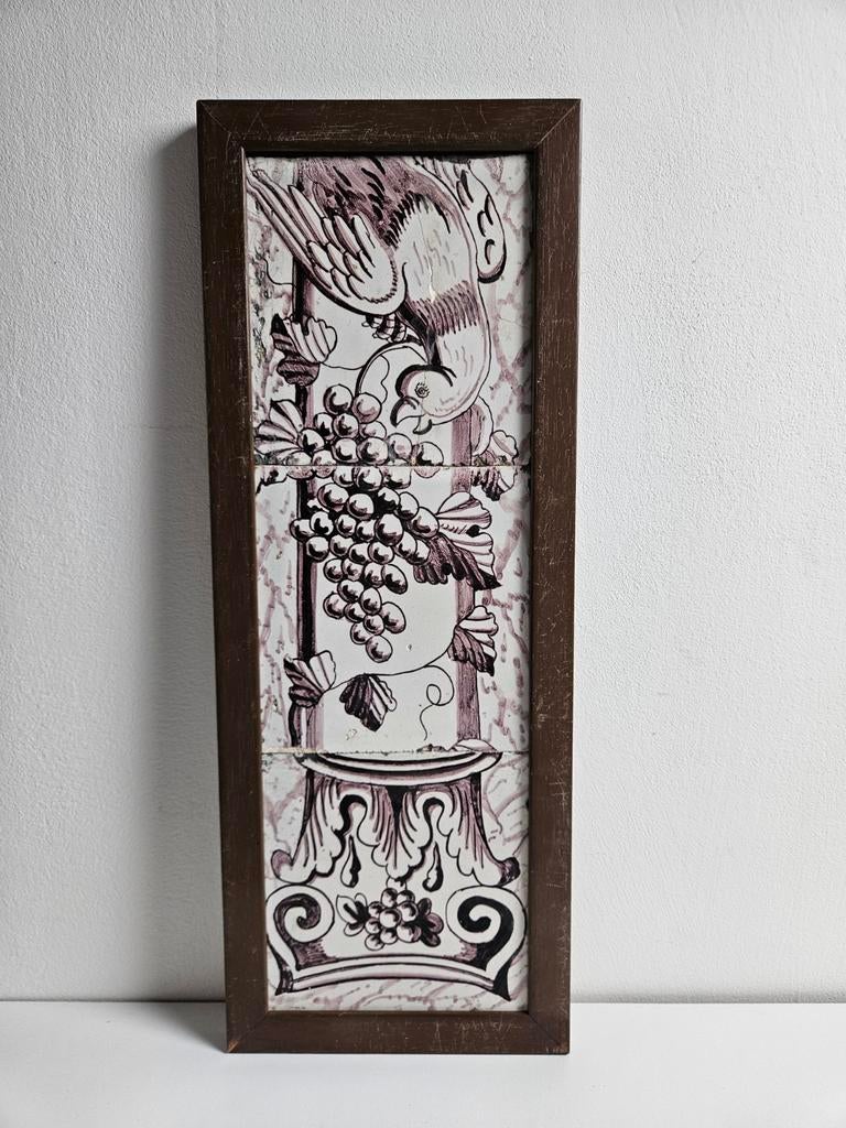 Antieke handgekleurde tegels in lijst - Druiven en vogel, Ophalen of Verzenden